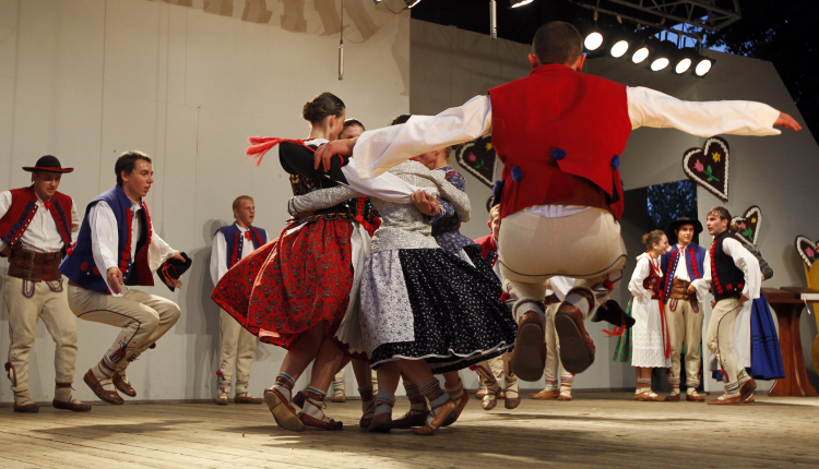 Żywiec, 07.08.2011. Występ zespołu Żywczanie podczas uroczystości rozdania nagród 42. Festiwalu Folkloru Górali Polskich. Fot. PAP/A. Grygiel