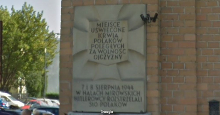 Upamiętnienie ofiar niemieckich zbrodni z sierpnia 1944 r. w Hali Mirowskiej. Źródło: Google Maps – Street View