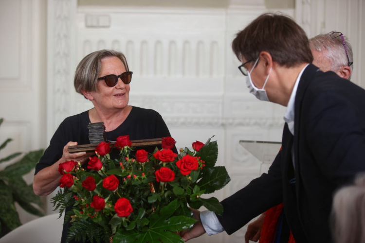 Agnieszka Holland (L) podczas ceremonii otrzymania Nagrody im. Jerzego Turowicza w Pałacu Potockich w Krakowie. Fot. PAP/Ł. Gągulski