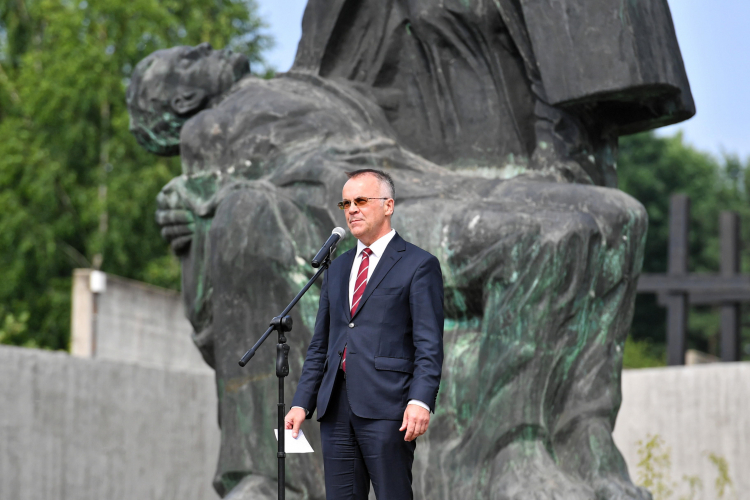  Jarosław Sellin podczas uroczystych obchodów Dnia Walki i Męczeństwa Wsi Polskiej w 78. rocznicę pacyfikacji wsi Michniów. Fot. PAP/W. Jargiło