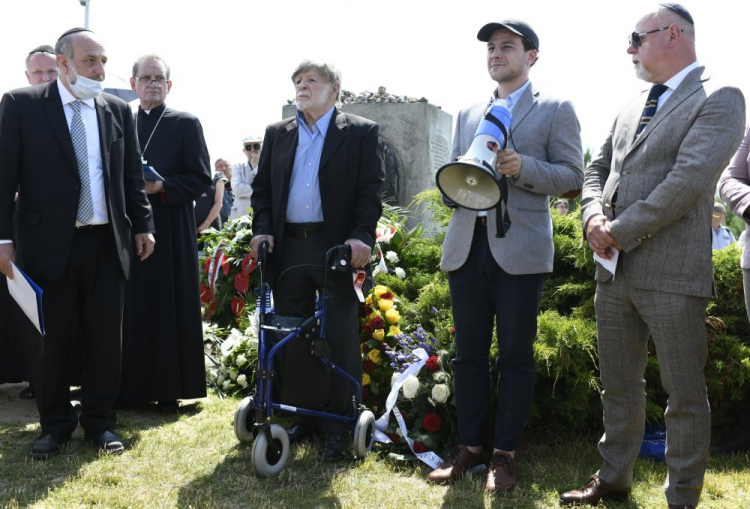 Naczelny Rabin Polski Michael Schudrich (2L), były ambasador Izraela w Polsce Szewach Weiss (C) i przewodniczący Gminy Wyznaniowej Żydowskiej w Warszawie Lesław Piszewski (P) podczas uroczystości przed pomnikiem pomordowanych w Jedwabnem. 11.07.2021. Fot. PAP/M. Zieliński