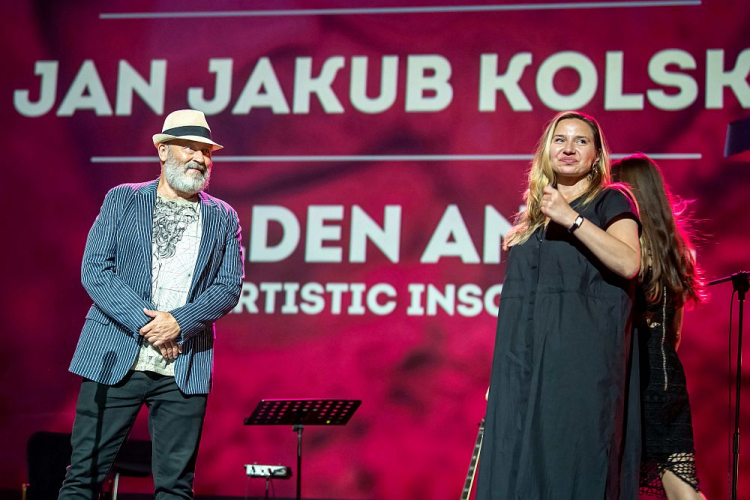 Laureat Złotego Anioła za niepokorność twórczą reżyser i scenarzysta Jan Jakub Kolski (L) i dyrektorka festiwalu Katarzyna Jaworska (P) podczas uroczystej Gali Finałowej XIX Międzynarodowego Festiwalu Filmowego Tofifest w Centrum Kulturalno-Kongresowym Jordanki w Toruniu. Fot. PAP/T. Żmijewski