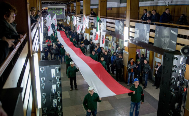 Historyczna rekonstrukcja wydarzeń z 14 grudnia 1981 roku w kopalni Piast w Bieruniu. 2016 r. Fot. PAP/A. Grygiel