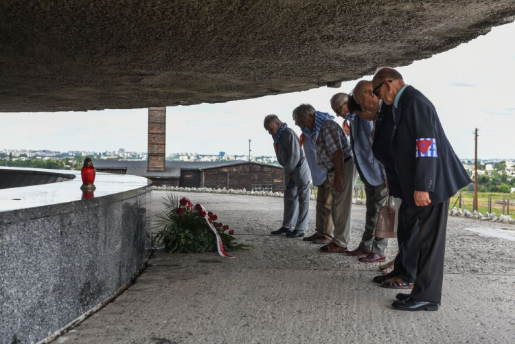 Złożenie kwiatów przy Pomniku-Mauzoleum na terenie Państwowego Muzeum na Majdanku podczas obchodów 77. rocznicy likwidacji KL Lublin. Fot. PAP/W. Jargiło