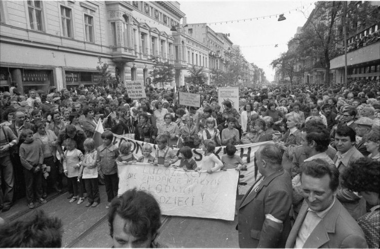 Marsz głodowy, w którym wzięły udział kobiety z dziećmi przeszedł spod katedry, ulicą Piotrkowską, na plac Wolności. Łódź, 30.07.1981. Fot. PAP/T. Prażmowski