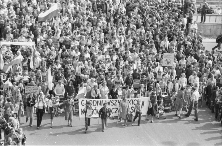 Marsz głodowy. Łódź, 30.07.1981. Fot. PAP/T. Prażmowski