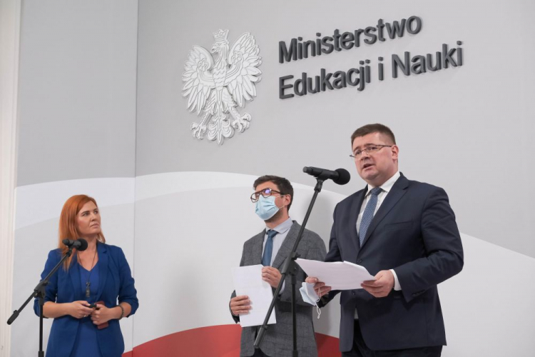 Warszawa, 05.07.2021. Sekretarz Stanu w MEiN Tomasz Rzymkowski (P), dyrektor Centralnej Komisji Egazyminacyjnej Marcin Smolik (C) oraz rzecznik prasowy MEiN Anna Ostrowska (L) podczas konferencji prasowej w siedzibie Ministerstwa Edukacji i Nauki. Temat: Wstępne wyniki egzaminu maturalnego 2021. Fot. PAP/M. Marek