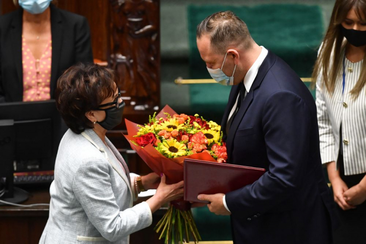 Nowy prezes Instytutu Pamięci Narodowej dr Karol Nawrocki (P) i marszałek Sejmu Elżbieta Witek (L) na sali obrad Sejmu. Warszawa, 23.07.2021. Fot. PAP/R. Pietruszka