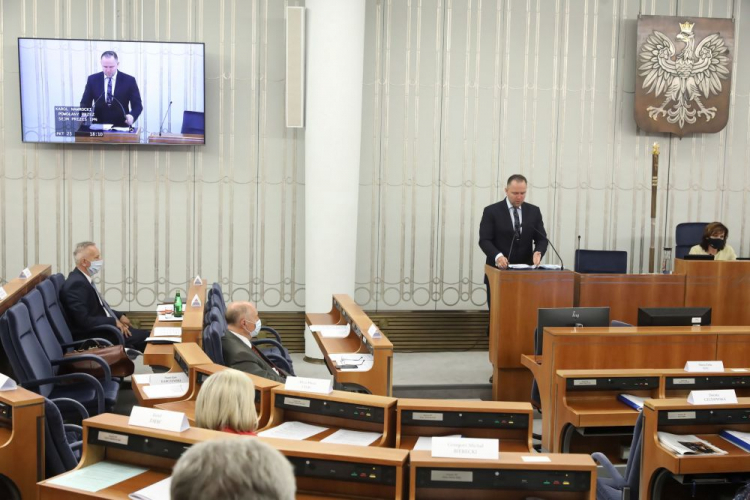 Kandydat na prezesa Instytutu Pamięci Narodowej dr Karol Nawrocki (2P) podczas posiedzenia Senatu. Warszawa, 22.07.2021. Fot. PAP/T. Gzell