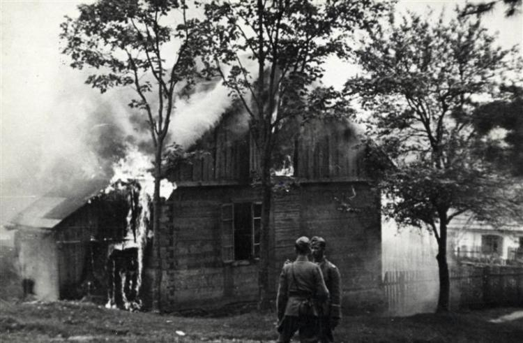 Płonący Michniów, 12.07.1943. Źródło: IPN