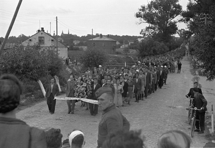 Pogrzeb ofiar pogromu kieleckiego: delegacje z wieńcami w kondukcie żałobnym. Kielce, 08.07.1946. Fot. PAP/CAF/J. Baranowski