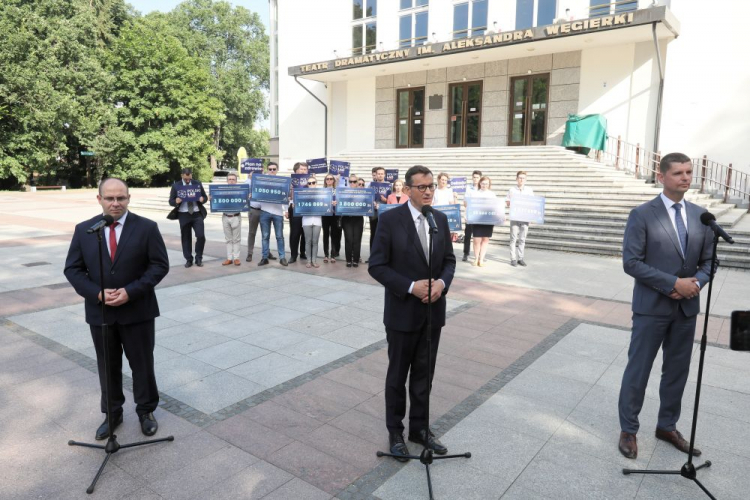 Premier Mateusz Morawiecki (C), wiceminister edukacji i nauki Dariusz Piontkowski (P) oraz dyrektor Teatru Dramatycznego im. Aleksandra Węgierki w Białymstoku Piotr Półtorak (L) podczas konferencji prasowej po zakończeniu wizyty w siedzibie Teatru Dramatycznego w Białymstoku. Fot. PAP/A. Reszko