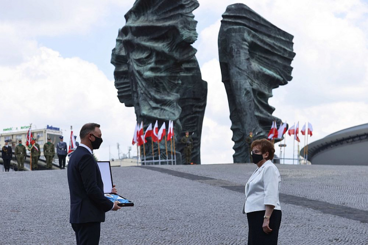 Prezydent RP Andrzej Duda (L) przekazuje na ręce rodziny Order Orła Białego nadany pośmiertnie Alfonsowi Zgrzebniokowi. Fot. PAP/A. Grygiel