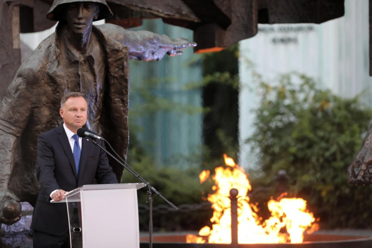 Prezydent RP Andrzej Duda podczas uroczystego Apelu Pamięci przy Pomniku Powstania Warszawskiego na pl. Krasińskich w przeddzień 77. rocznicy wybuchu zrywu. Fot. PAP/W. Olkuśnik