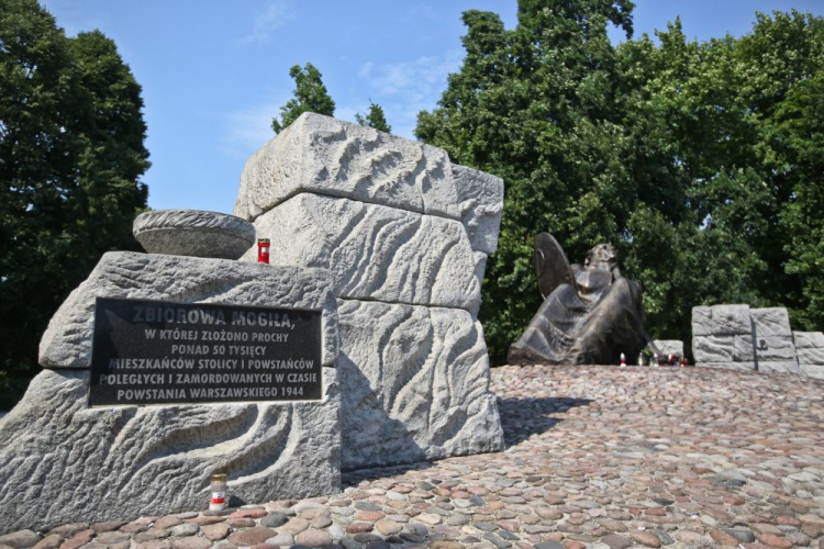 Zbiorowa mogiła na Cmentarzu Powstańców Warszawy na Woli. Fot. PAP/R. Guz