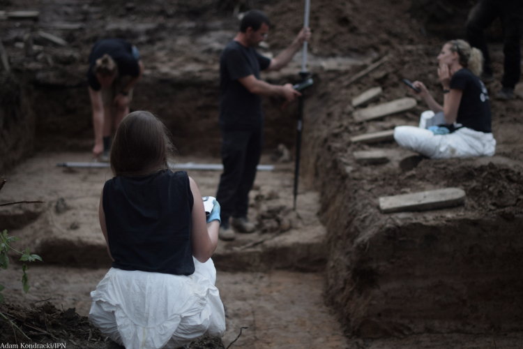 Specjaliści Biura Poszukiwań i Identyfikacji IPN w trakcie prac prowadzonych na cmentarzu Jeruzalem w Raciborzu. Źródło: IPN