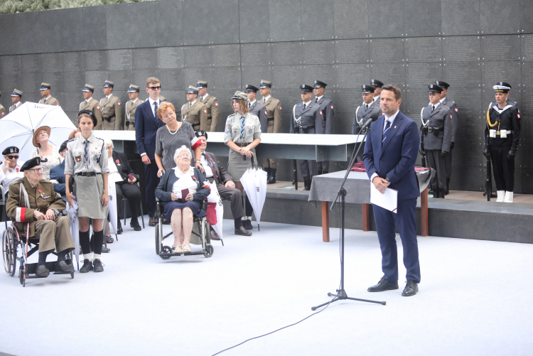 Prezydent Warszawy Rafał Trzaskowski (C-P) podczas spotkania z bohaterami Powstania Warszawskiego w siedzibie Muzeum Powstania Warszawskiego. Fot. PAP/W. Olkuśnik