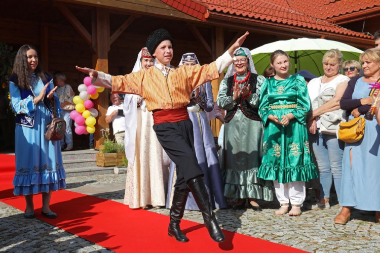 Tatarskie święto Sabantuj w Kruszynianach. 2019 r. Fot. PAP/A. Reszko