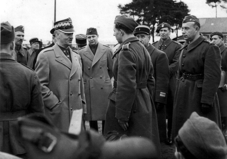 Gen. Władysław Sikorski wśród żołnierzy polskiej armii we Francji. 1940 r. Źródło: Wikimedia Commons