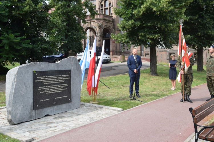 Odsłonięcie tablicy w miejscu niemieckiego obozu w byłej fabryce Schoena. Sosnowiec, 16.07.2021. Źródło: oddział IPN w Katowicach