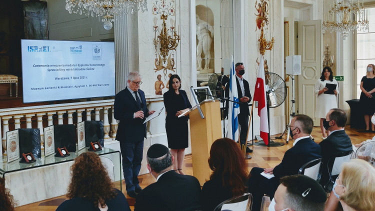 Ceremonia wręczenia przez ambasadę Izraela medali i dyplomów honorowych „Sprawiedliwy wśród Narodów Świata” rodzinom Polaków, którzy ratowali Żydów podczas II wojny światowej. Źródło: www.twitter.com/IsraelinPoland
