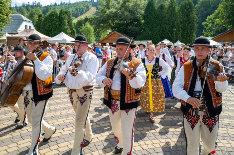 Korowód zespołów góralskich inaugurujący 58. Tydzień Kultury Beskidzkiej w Wiśle. Fot. PAP/A. Grygiel