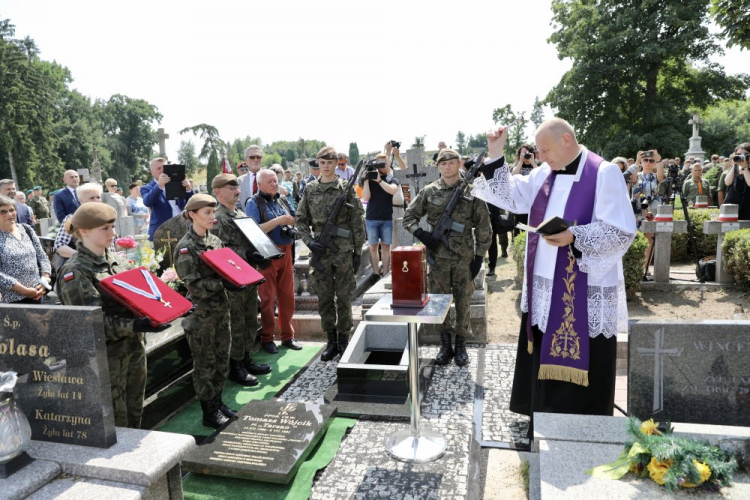 Uroczystości pogrzebowe Tomasza Wójcika „Tarzana”  na cmentarzu w Ćmielowie. Fot. PAP/A. Kumorowicz