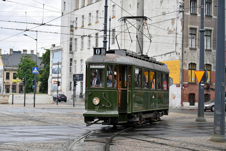 Przejazd po Łodzi zabytkowym tramwajem Sanok. Fot. PAP/G. Michałowski