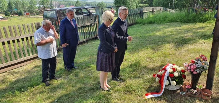 Ambasador RP w Moskwie Krzysztof Krajewski (P) odwiedził Wierszynę. Źródło: Ambasada RP w Moskwie