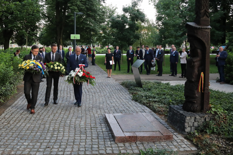 Minister spraw zagranicznych RP Zbigniew Rau (3L), minister spraw zagranicznych Ukrainy Dmytro Kułeba (L) i minister spraw zagranicznych Litwy Gabrielius Landsbergis (2L) podczas uroczystości złożenia kwiatów pod pomnikiem upamiętniającym uczestników Powstania Styczniowego. Fot. PAP/W. Olkuśnik