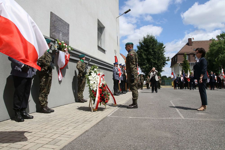 Marszałek Sejmu Elżbieta Witek (P) podczas obchodów Narodowego Dnia Pamięci Ofiar Ludobójstwa dokonanego przez ukraińskich nacjonalistów na obywatelach II Rzeczypospolitej Polskiej w Kędzierzynie-Koźlu. Fot. PAP/K. Świderski