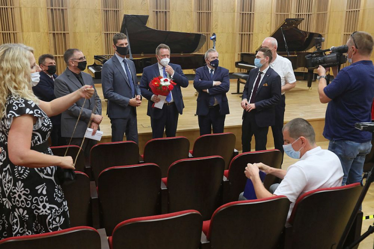 Wicepremier, minister kultury, dziedzictwa narodowego i sportu Piotr Gliński (5L), wiceminister edukacji i nauki Dariusz Piontkowski (3L), poseł PiS Jarosław Zieliński (4L) oraz rady powiatu zambrowskiego Stanisław Rykaczewski (2L) podczas wizyty w nowo wybudowanej sali koncertowej Państwowej Szkoły Muzycznej I stopnia w Zambrowie. Fot. PAP/A. Reszko