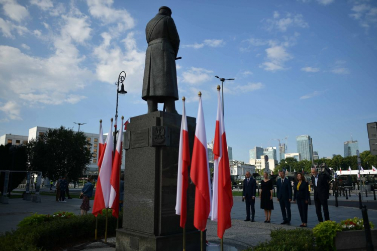 Wicemarszałek Sejmu Małgorzata Kidawa-Błońska (2P), wiceprzewodnicząca Klubu Parlamentarnego Koalicji Obywatelskiej Barbara Nowacka (2L), wiceprzewodniczący Klubu Parlamentarnego Koalicji Obywatelskiej Rafał Grupiński (P), poseł KO Czesław Mroczek (L) i europoseł Andrzej Halicki (C) podczas złożenia wieńca przed Pomnikiem Marszałka Józefa Piłsudskiego w Warszawie. 15.08.2021. Fot. PAP/M. Obara