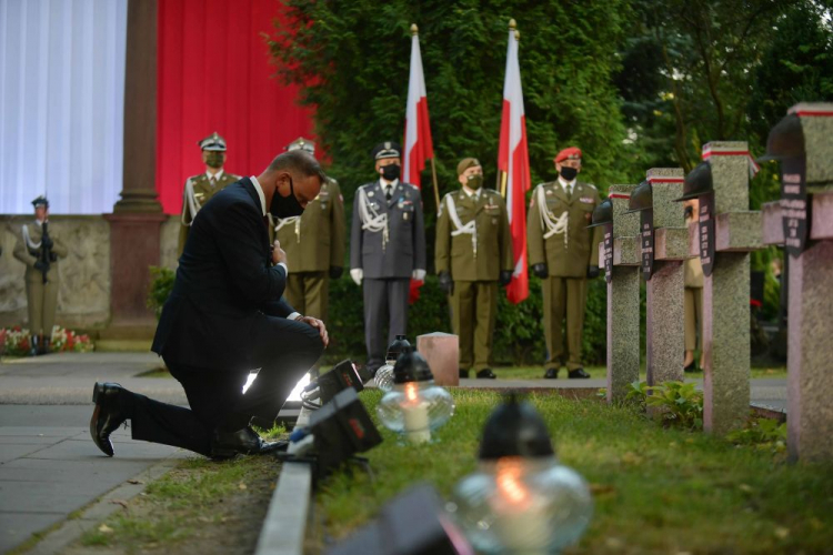 Prezydent Andrzej Duda podczas apelu pamięci przed Pomnikiem Poległych w 1920 r. na Cmentarzu Wojskowym na Powązkach w Warszawie. 14.08.2021. Fot. PAP/M. Obara