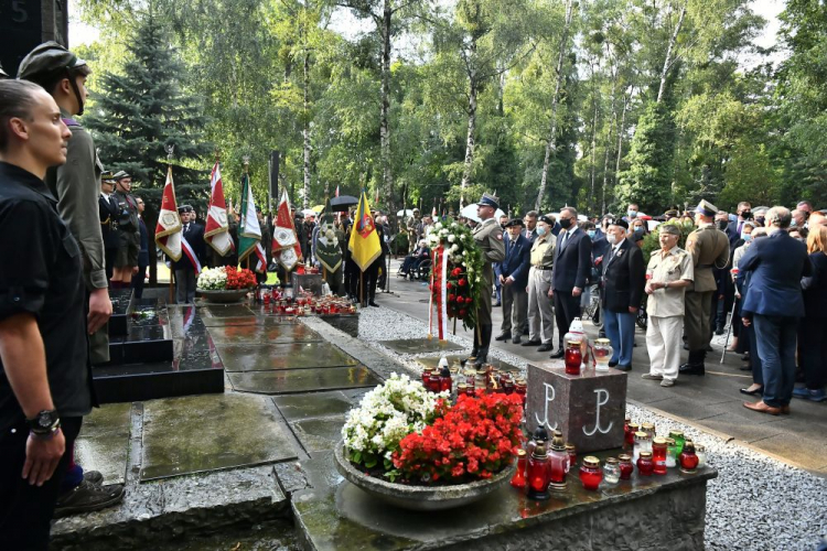 Prezydent RP Andrzej Duda (C-P) podczas uroczystości złożenia kwiatów przed Pomnikiem Gloria Victis na terenie kwater powstańczych na Cmentarzu Wojskowym na Powązkach w Warszawie. Warszawa, 01.08.2021. Fot. PAP/A. Lange