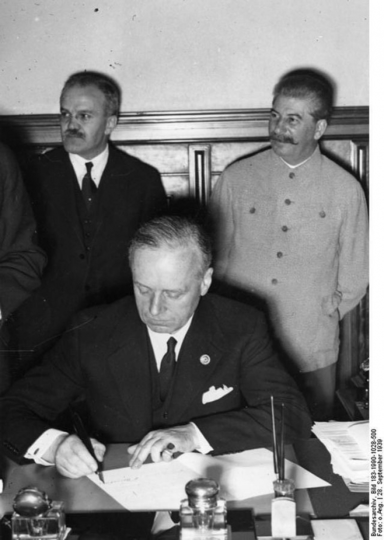 Komisarz spraw zagranicznych ZSRS Wiaczesław Mołotow (L), minister spraw zagranicznych III Rzeszy Joachim von Ribbentrop (C) oraz Józef Stalin (P). Źródło: www.commons.wikimedia.org