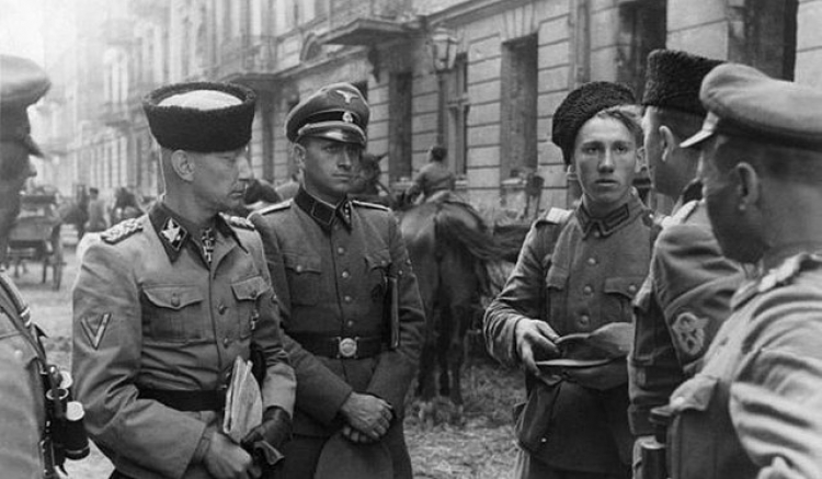SS-Gruppenführer Heinz Reinefarth (L), generał policji i Waffen-SS oraz 3. Pułk Kozaków im. Jakuba Bondarenki w okolicach ul. Wolskiej. Źródło: www.commons.wikimedia.org 