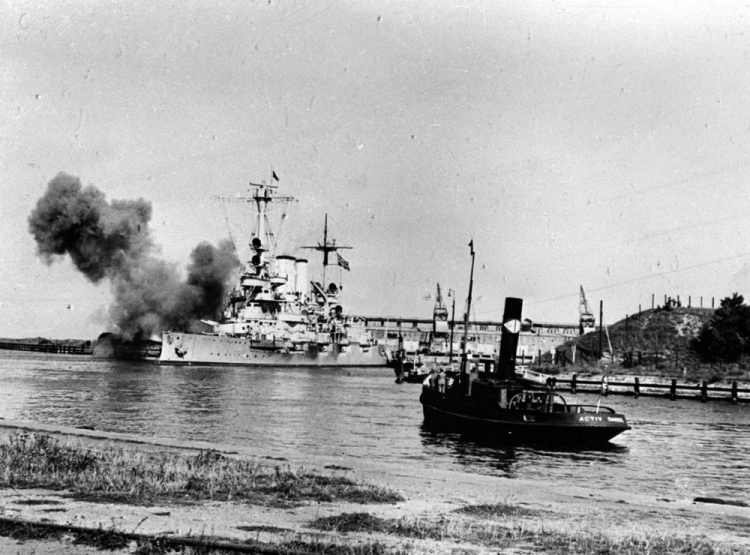 Nz. Niemiecki okręt Schleswig Holstein ostrzeliwujący polską placówkę na Westerplatte w Gdańsku. Wrzesień 1939 PAP-ARCHIWUM II WOJNA ŚWIATOWA / WESTERPLATTE 