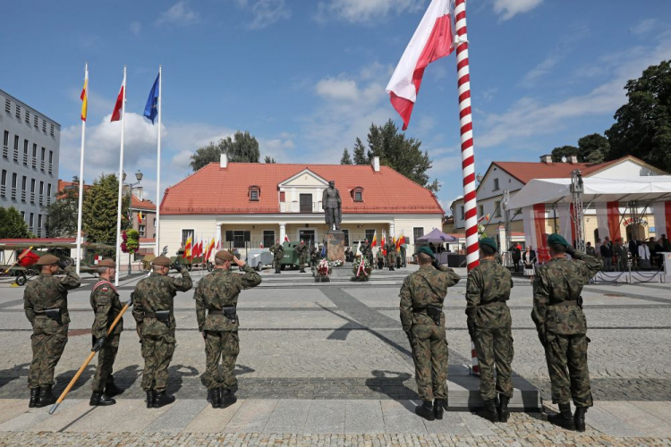 Żołnierze 18. Białostockiego Pułku Rozpoznawczego i 1. Podlaskiej Brygady Obrony Terytorialnej podczas uroczystości na Rynku Kościuszki w stolicy Podlasia w 101. rocznicę bitwy o miasto. Fot. PAP/A. Reszko