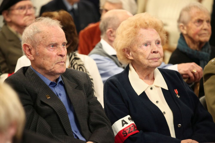 Halina Bieżan-Glonek ps. Lalunia (P) i Waldemar Sielicki ps. Mały (L) podczas pierwszej rocznicy inauguracji działalności Dziennego Domu Wsparcia dla Powstańców w Warszawie. 20.11.2019. Fot. PAP/M. Marek