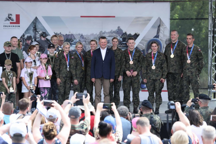 Minister obrony narodowej Mariusz Błaszczak (C) i odznaczeni medaliści Igrzysk Olimpijskich w Tokio podczas pikniku „Zostań Żołnierzem RP” w Ossowie. Fot. PAP/L. Szymański