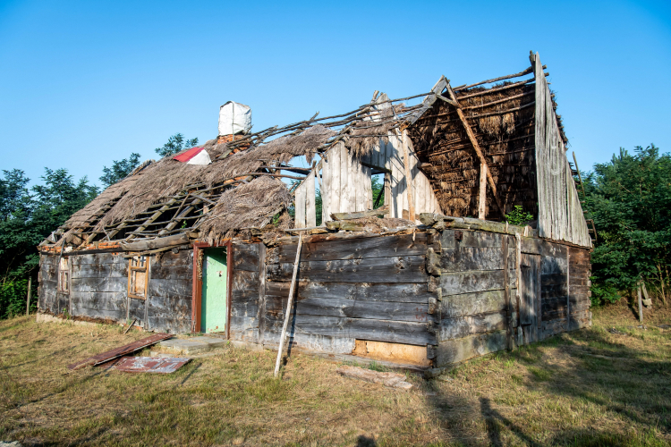 Drewniana chata mennonicka na cmentarzu ewangelicko-augsburskim we Włęczu. Fot. PAP/T. Żmijewski
