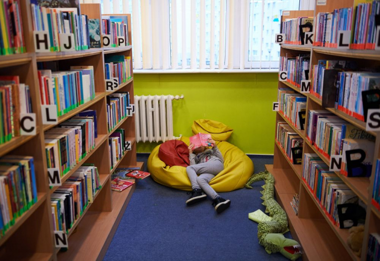 Dziewczynka czyta książkę w gdańskiej bibliotece. Fot. PAP/A. Warżawa