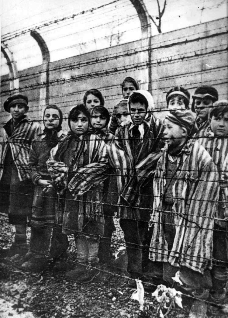 Ocalałe dzieci w niemieckim obozie koncentracyjnym Auschwitz-Birkenau. 01.1945. Fot. PAP/Reprodukcja