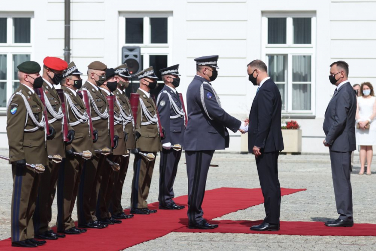 Prezydent RP Andrzej Duda (2P) i minister obrony narodowej Mariusz Błaszczak (P) i awansowany na stopień generała brygady dowódca 1. Skrzydła Lotnictwa Taktycznego płk Maciej Trelka (C) podczas uroczystości wręczenia nominacji generalskich w ramach obchodów Święta Wojska Polskiego. Fot. PAP/L. Szymański