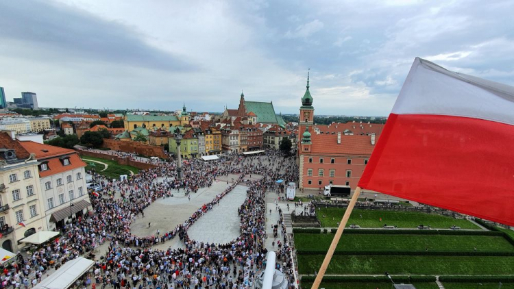 W godzinę „W” mieszkańcy stolicy stworzyli symbol Polski Walczącej. Warszawa, 01.08.2021. Fot. PAP/R. Pietruszka