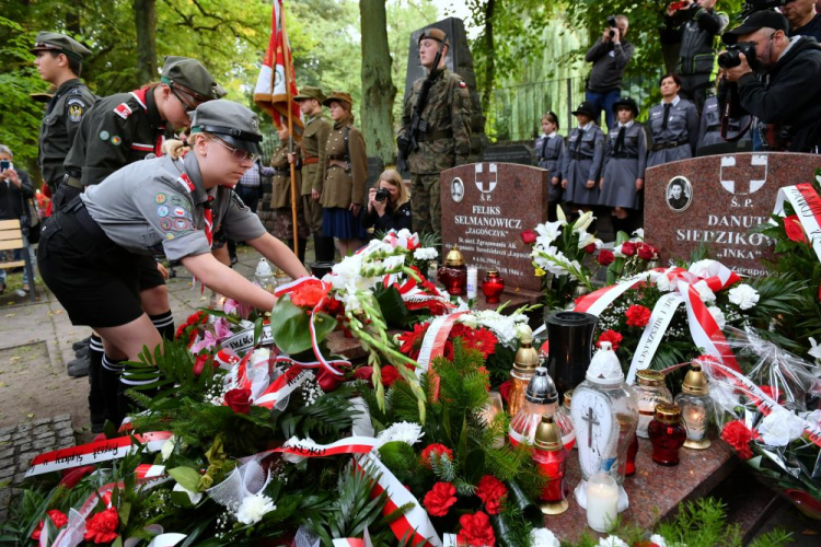 Spotkanie przy grobach Danuty Siedzikówny „Inki” oraz Feliksa Selmanowicza „Zagończyka” w 75. rocznicę śmierci i 5. rocznicę państwowego pogrzebu na Cmentarzu Garnizonowym w Gdańsku. Fot. PAP/A. Warżawa