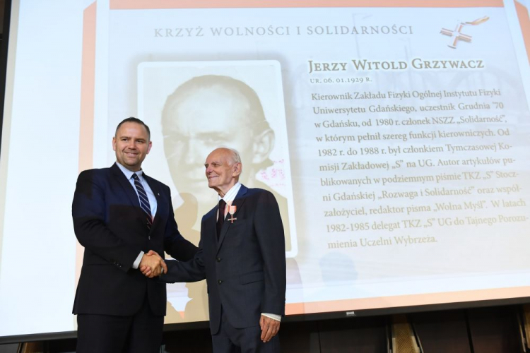  Gdańsk, 31.08.2021. Opozycjonista z okresu PRL Jerzy Witold Grzywacz (P) odbiera z rąk prezesa IPN Karola Nawrockiego (L) Krzyż Wolności i Solidarności podczas uroczystości w Sali BHP Stoczni Gdańskiej, 31 bm. Trwają obchody 41. rocznicy podpisania Porozumień Sierpniowych. Fot. PAP/A. Warżawa 