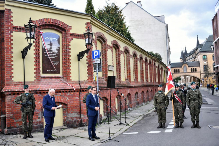 Premier Mateusz Morawiecki (3L) i aktor Stanisław Melski (2L) podczas uroczystości odsłonięcia tablicy poświęconej prezydentowi Lechowi Kaczyńskiemu. Wrocław, 27.08.2021. Fot. PAP/M. Kulczyński