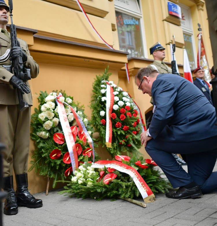 Warszawa, 17.08.2021. Szef Urzędu do Spraw Kombatantów i Osób Represjonowanych Jan Józef Kasprzyk (C-P) podczas uroczystości przed siedzibą Związku Inwalidów Wojennych RP w Warszawie, 17 bm. Z inicjatywy UdSKiOR oraz Związku Inwalidów Wojennych RP odsłonięto tablicę upamiętniającą inwalidów wojennych z Kresów Wschodnich II Rzeczypospolitej Polskiej. Fot. PAP/M. Obara 